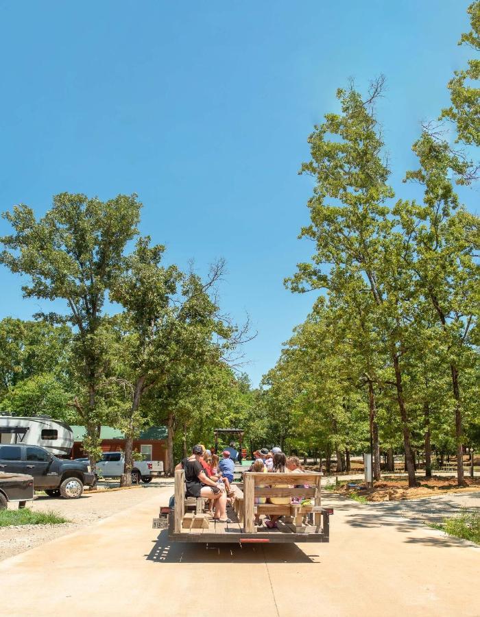 Jellystone Park Tyler Hotel Exterior photo